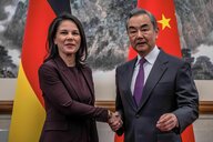 Annalena Baerbock (Bündnis90/Die Grünen), Außenministerin, wird von ihrem Amtskollegen Wang Yi, Staatsrat für Auswärtige Angelegenheiten und Außenminister von China, im Staatsgästehause Diaoyutai begrüsst