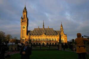 Journalisten vor dem Friedenspalast in Den Haag, in dem das oberste Gericht der Vereinten Nationen untergebracht ist