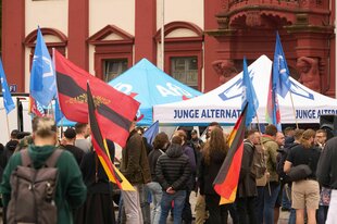 Eine Menschenmenge vor Pavillons von AfD und Junge Alternative