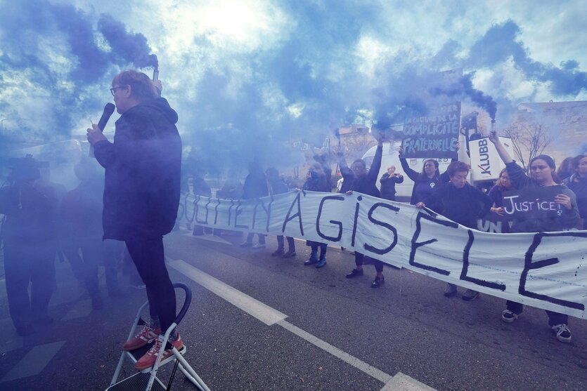 Demonstration mit Rauch und Transparent.