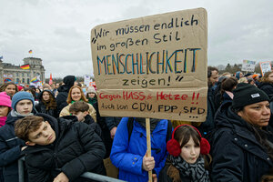 Demonstranten protestieren auf einer Kundgebung am 3. Februar 2024. Auf einem Schild steht: „‘Wir müssen endlich im großen Stil Menschlichkeit zeigen!‘ Gegen Hass & Hetze, auch von CDU, FDP, SPD“