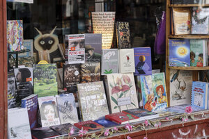 Bücher stehen im Schaufenster eines Buchladens.