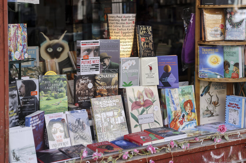 Bücher stehen im Schaufenster eines Buchladens.