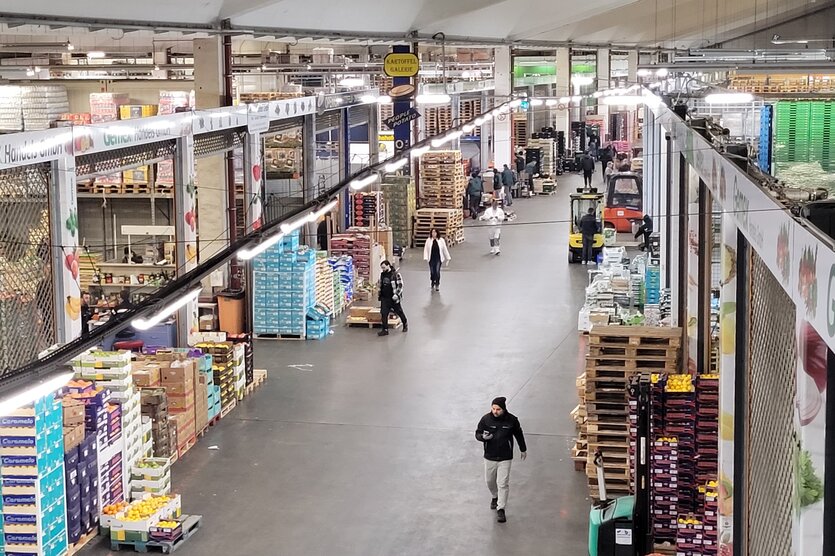 Im Berliner Großmarkt nachts um 4 Uhr wird schon schwer gearbeitet, es sind viele Regale voller Obst und Gemüse zu sehen