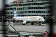 Ein Flugzeug steht vor dem Gebäude des Hamburger Flughafens