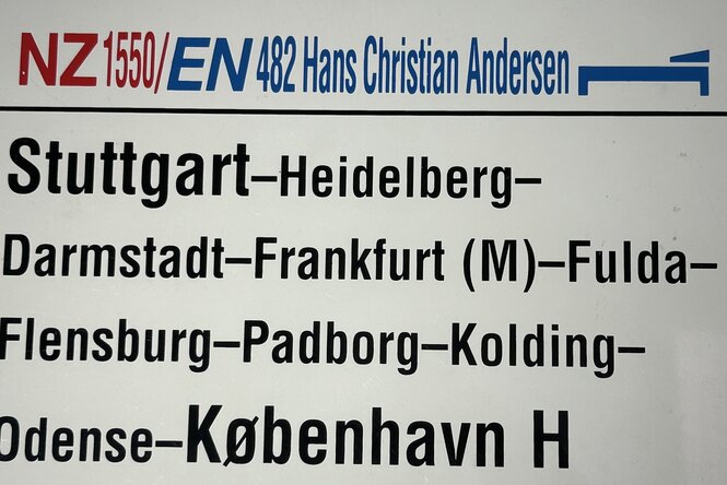 Ein Schild eines Nachtzugs von Stuttgart nach Kopenhagen