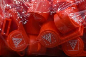 rote IG Metall Trillerpfeifen in einem Plastiksack