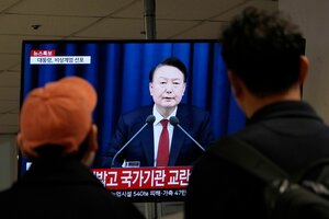 Der südkoreanische Präsident spricht im Fernsehen, 2 Männer schauen auf einen Bildschirm