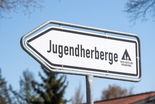 Das Foto zeigt ein Hinweisschild zu einer Jugendherberge