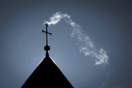 Ein Kreuz auf einem Kirchendach. Immer häufiger wird das Kirchenasyl gebrochen, nun gab es auch in Bremen einen Versuch