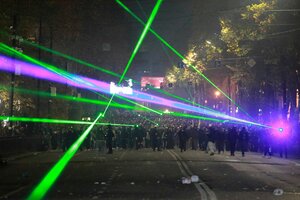 Demonstranten setzen während einer Kundgebung vor dem Parlament Laser auf die Polizei ein