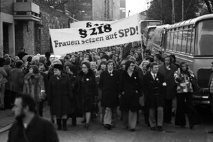 historisches Foto, Menschengruppe mit Plakat "§218 Frauen setzen auf SPD"