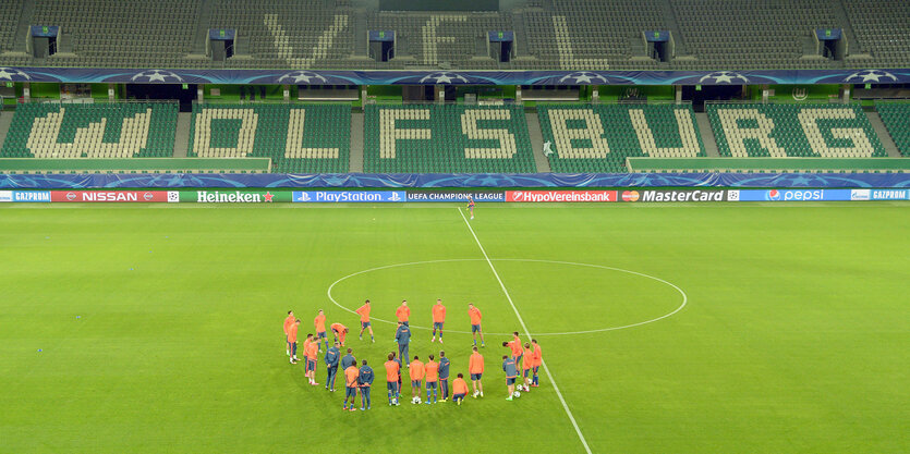 Fußballspieler vor leerer Stadionkulisse