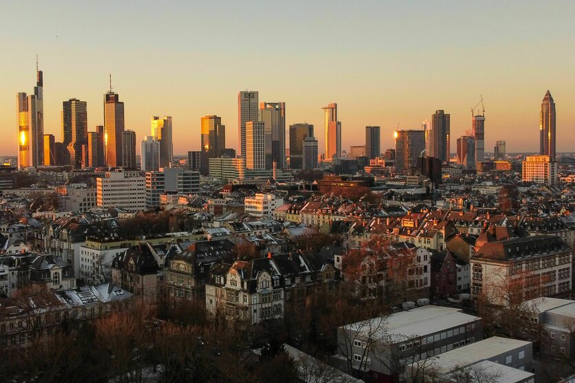 Altbauten vor Skyline von Frankfurt im Sonnenaufgang