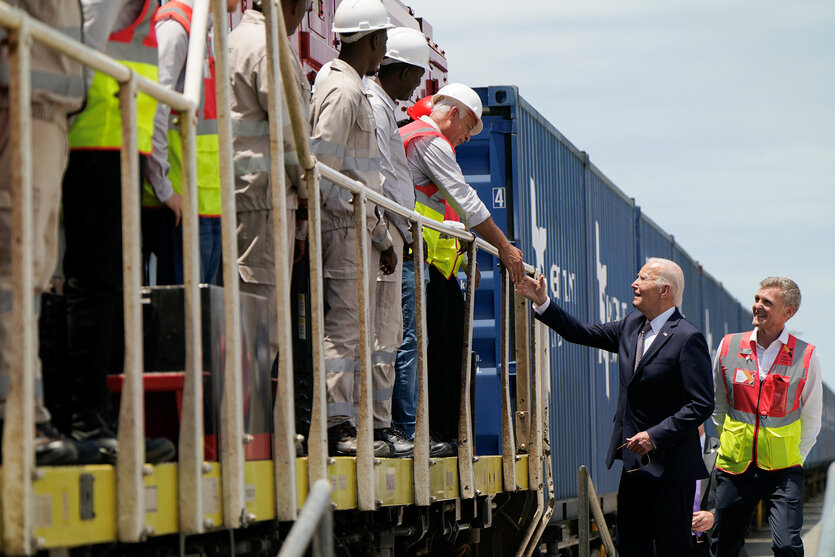 Handshake von Biden mit Arbeitern auf einem Zug