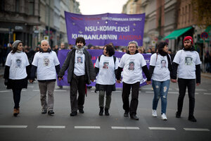 Angehörige tragen Porträts von NSU Opfern auf T-Shirts