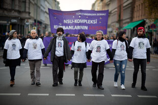 Angehörige tragen Porträts von NSU Opfern auf T-Shirts