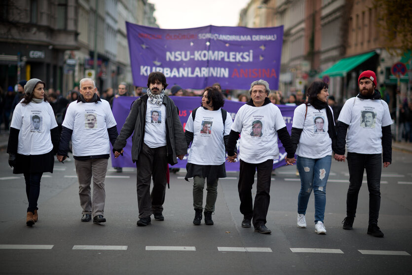 Angehörige tragen Porträts von NSU Opfern auf T-Shirts