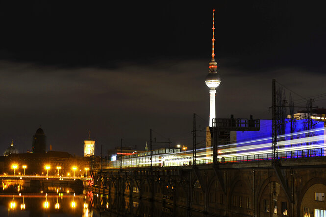 S-Bahn-Züge fahren am 28.12.2013 in Berlin am Bahnhof an der Jannowitzbrücke vorüber, eine Aufnahme mit Langzeitbelichtung