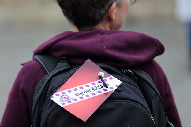 Eine Frau mit Schild 