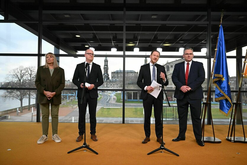 Petra Köpping (SPD), Sozialministerin von Sachsen, Henning Homann, Co-Vorsitzender der SPD in Sachsen, Michael Kretschmer (CDU), Ministerpräsident von Sachsen, und Christian Hartmann (CDU), Fraktionsvorsitzender im Sächsischen Landtag, stehen bei der Vorstellung des Koalitionsvertrages zwischen CDU und SPD im Sächsischen Landtag. CDU und SPD verhandeln seit Mitte November über die Bildung einer Minderheitsregierung.