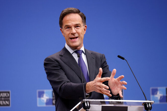 Rutte gestikuliert am Rednerpult