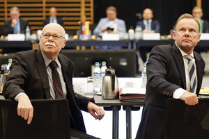 Ulrich Mäurer (l), Innen- und Sportsenator von Bremen, und Andreas Grothe, sein Hamburger Pendant