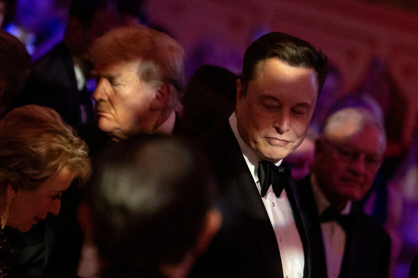 Bild von Donald Trump und „X“-Besitzer Elon Musk im Anzug mit Fliege bei einer Gala des America First Policy Institute