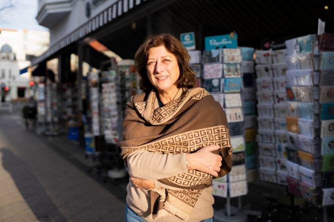 Porträt von Martina Tittel vor ihrer Buchhandlung.