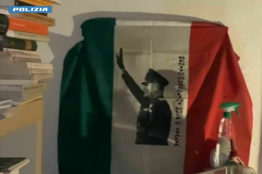 Polizeivideo:italienische Flagge mit Mussolinis gestrecktem Arm in einer Wohnung