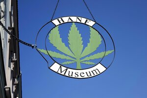 Das Auslegeschild des Hanfmuseums mit dem Symbol eines grünen Cannabisblatts