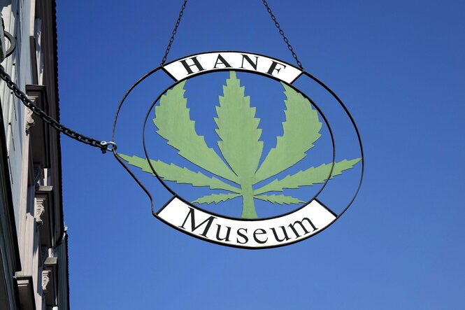 Das Auslegeschild des Hanfmuseums mit dem Symbol eines grünen Cannabisblatts