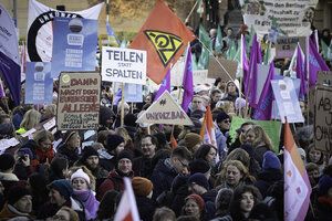 Eine Menschenmenge mit Transparenten: Rund 5.000 Menschen protestierten am Donnerstag vor dem Abgeordnetenhaus, während das Parlament drinnen über die Sparpläne debattierte