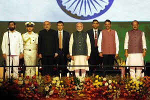 Indiens Premier Modi mit (fünfter von v.l.) mit Maharashtras Ministerpräsident Devendra Fadnavis bei den Feierlichkeiten in Mumbai