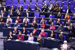 Überwiegend mit Frauen besetzter Plenarsaal im Bundestag