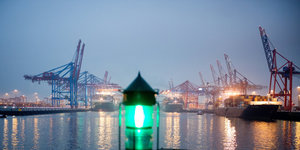 Blick auf Containerterminals in Hamburg