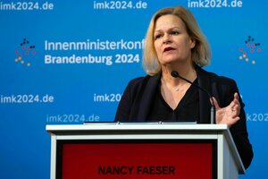 Nancy Faeser an einem Rednerpult