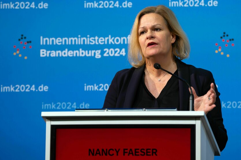 Nancy Faeser an einem Rednerpult