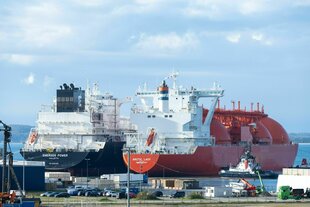 Der LNG-Tanker "Arctic Lady" liegt mit einer Ladung Flüssigerdgas im Energie-Terminal „Deutsche Ostsee“