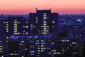 Skyline. Viele erleuchtete Fenster in Hochhäusern , roter Abendhimmel