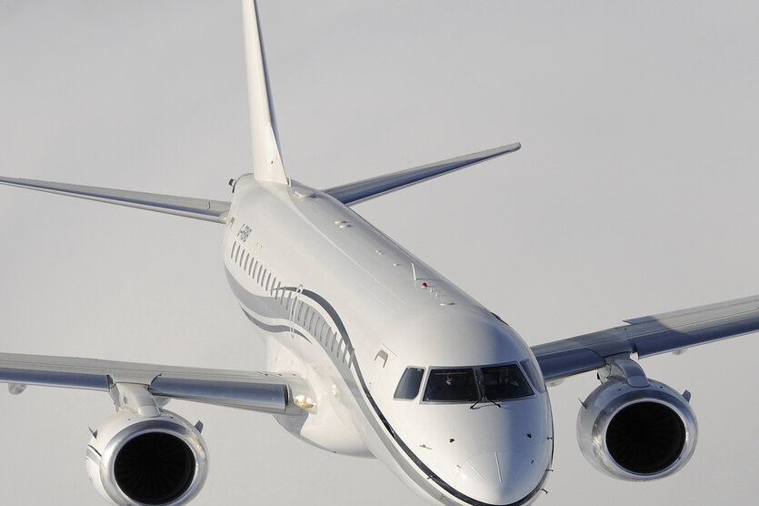 Ein Flugzeug in der Wolkendecke fliegt Richtung Kamera