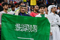 Fans auf der Tribüne halten die Flagge von Saudi-Arabien