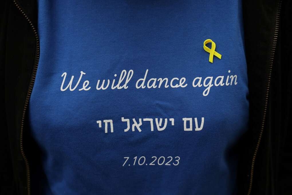 We will dance again 7.10.2023 steht auf einem blauen Shirt geschrieben