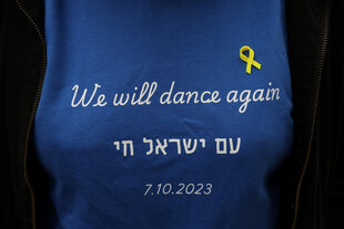 We will dance again 7.10.2023 steht auf einem blauen Shirt geschrieben