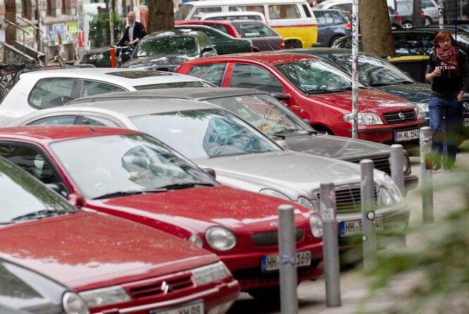 Autos parken an einer Straße