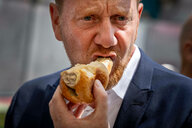Michael Kretschmer beißt in eine Bratwurst