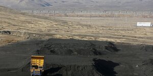 Ein Laster entlädt Kohle in einer Kohlehalde in Sibirien.
