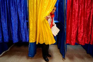 Eine Frau verlässt die Wahlkabine , Vorhänge in den Farben der rumänischen Nationalflagge