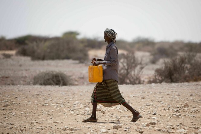 Ein Flüchtling geht mit einem Kanister in der von Dürre und Hunger geplagten Somali-Region in Waaf Dhuug in Äthiopien zu einem Brunnen.