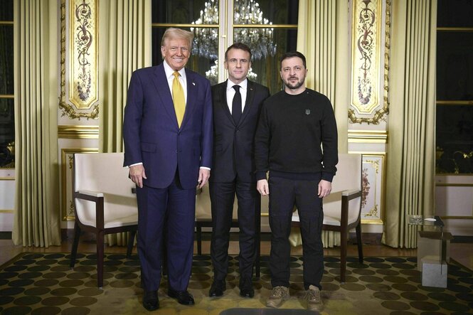 Trump, Macron und Selenskyj posieren für ein Foto